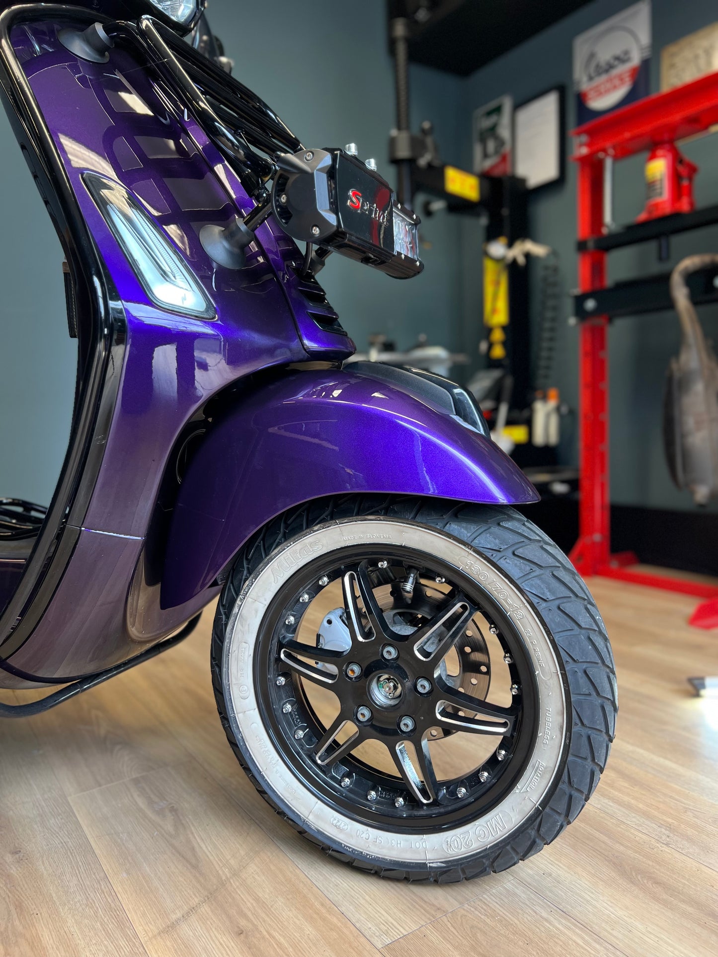 Vespa Sprint E4 2020 custom Bruut purple