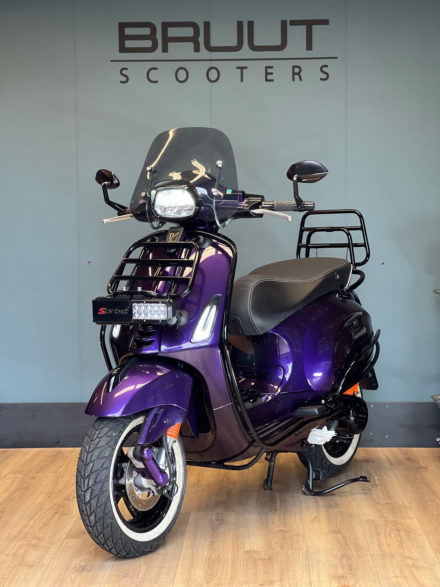 Vespa Sprint E4 2020 custom Bruut purple