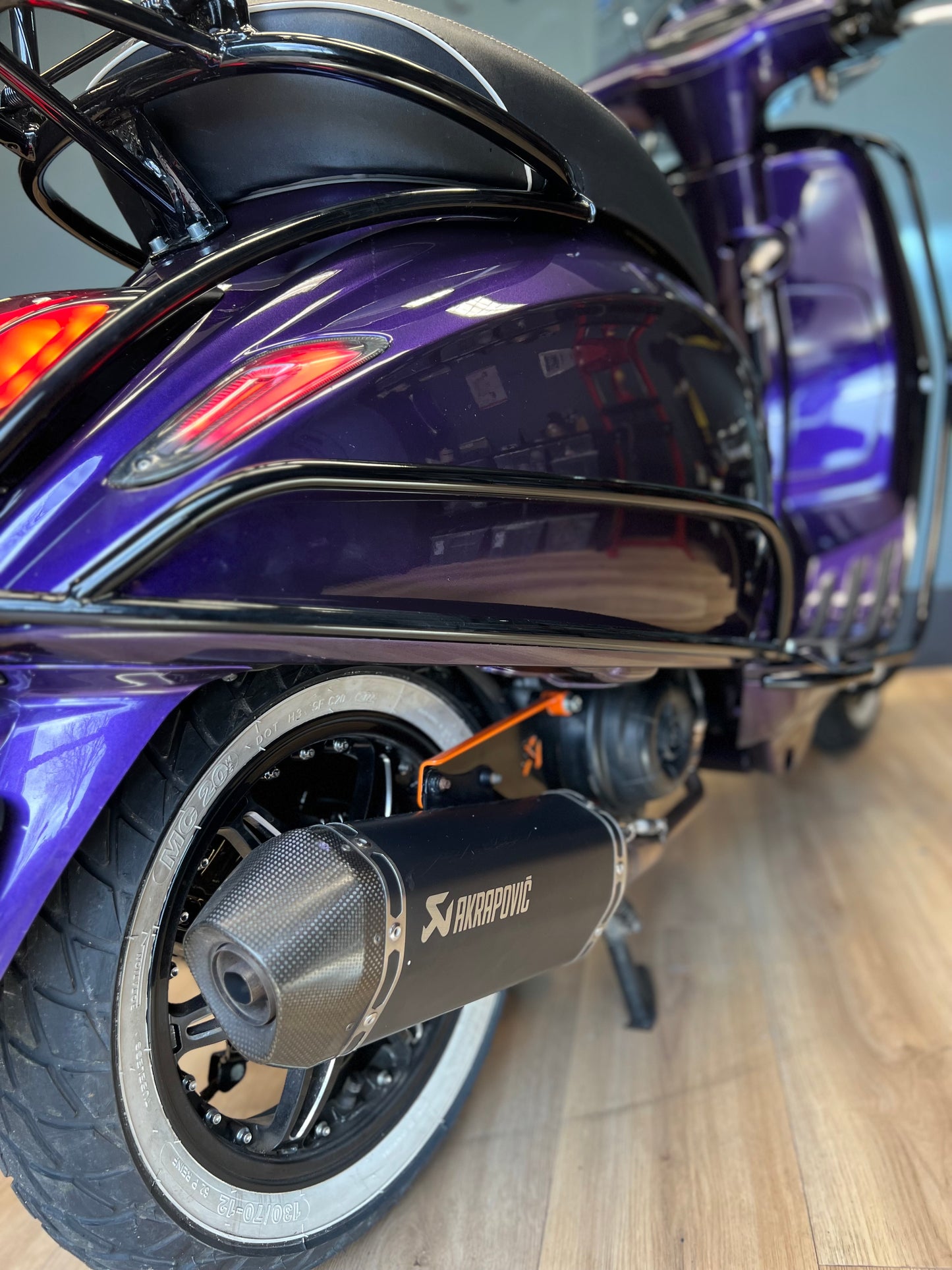 Vespa Sprint E4 2020 custom Bruut purple