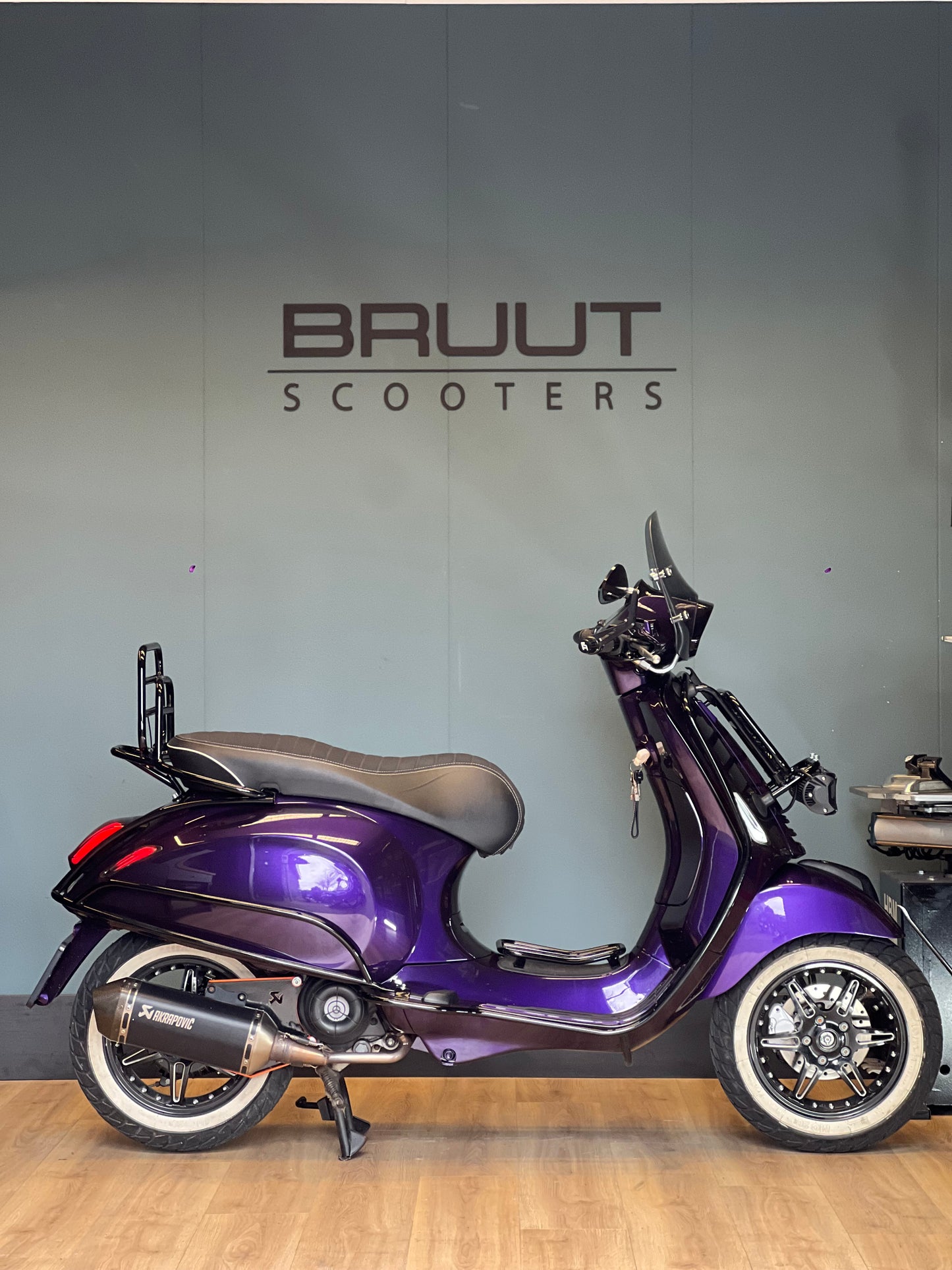 Vespa Sprint E4 2020 custom Bruut purple