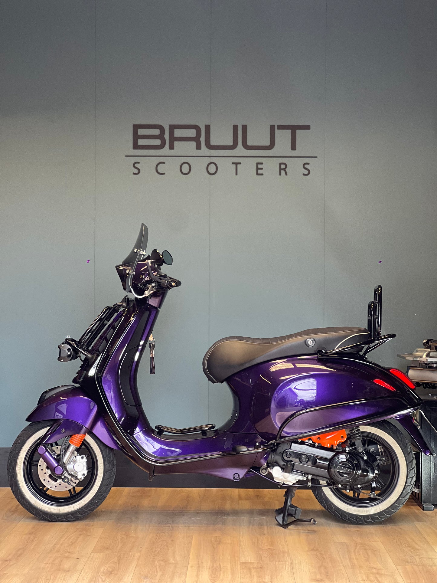 Vespa Sprint E4 2020 custom Bruut purple